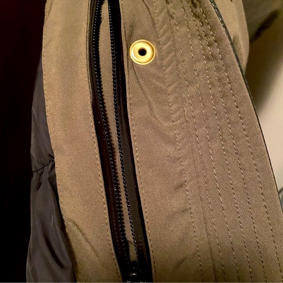 CMFR Women’s Down Parka with Coyote Fur Trim – Size XS
Rated for -30°C - Picture 11 of 16